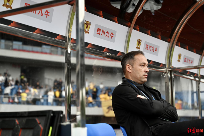 赛场上的四川九牛主教练塔托