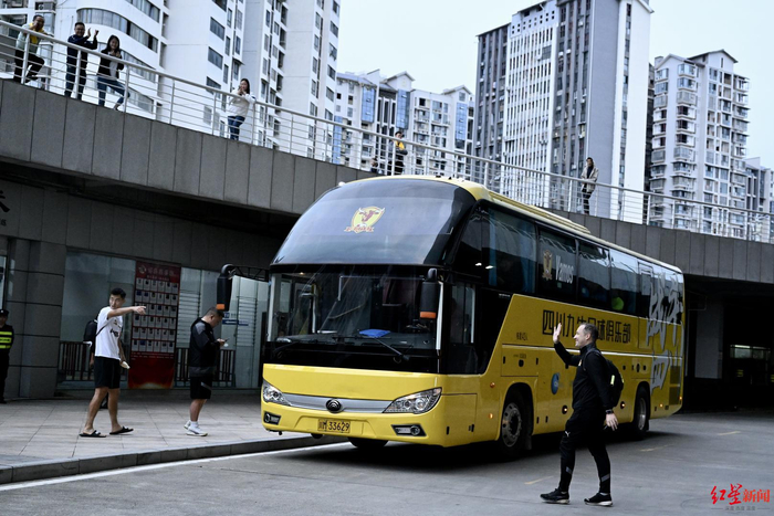 塔托在赛后与球迷打招呼