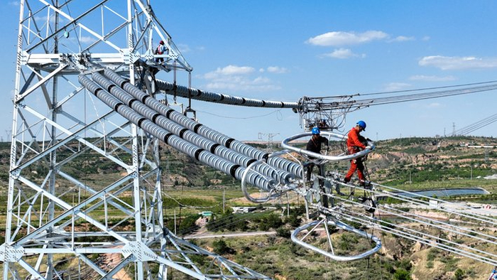 工作人员在安装均压环（无人机照片）&nbsp;新华社图