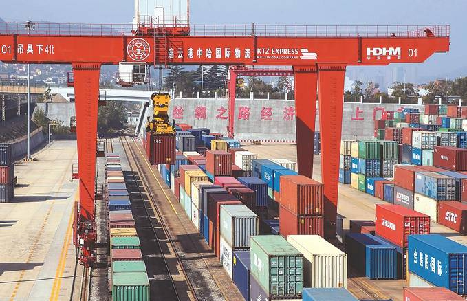 10月18日，中哈（连云港）物流合作基地，大型机械在吊装货物。王健民 王玮 摄 （视觉江苏网供图）