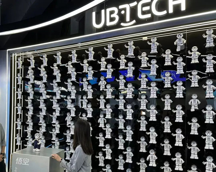 人形机器人悟空 本报记者 万宇 摄