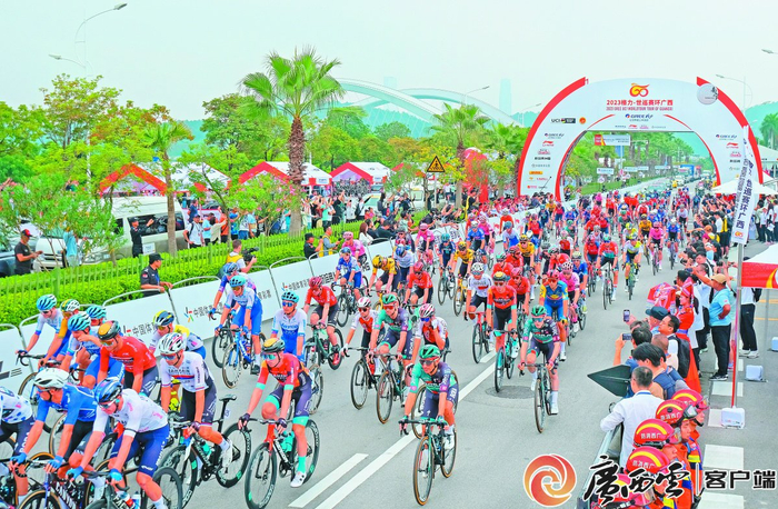 10月14日，环广西公路自行车世界巡回赛南宁城市赛段开赛。广西日报-广西云客户端记者 周军 摄