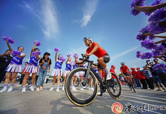 钦州市民热情欢迎中国队出场。广西日报-广西云客户端记者 周军 摄