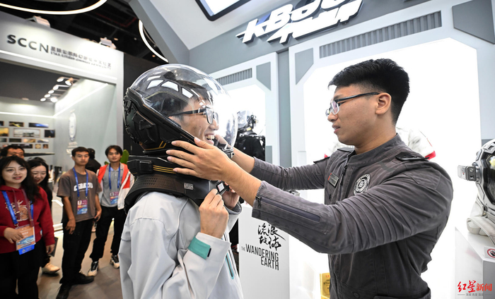 ▲主题展现场，观众互动体验