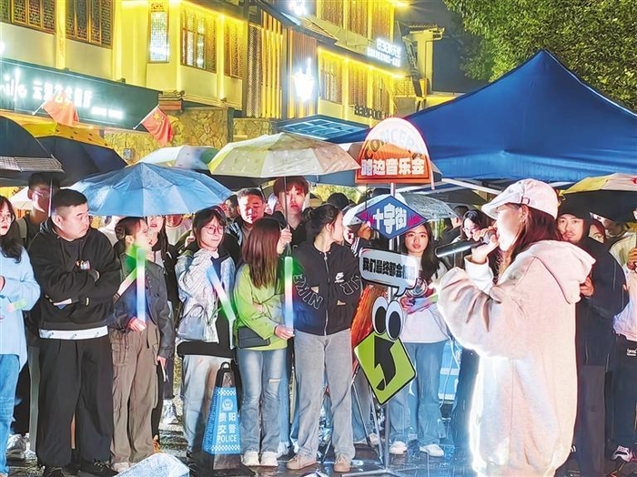     贵阳路边音乐会·十字街现场精彩吸睛。    贵州日报天眼新闻记者 朱迪 摄