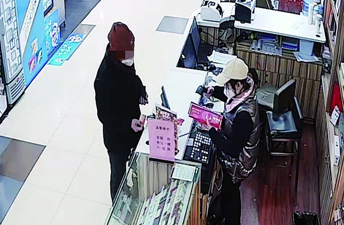     监控显示犯罪嫌疑人盗刷捡到的信用卡购买香烟