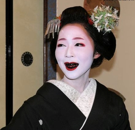 图：日本白面黑齿妆，来源：公开网络