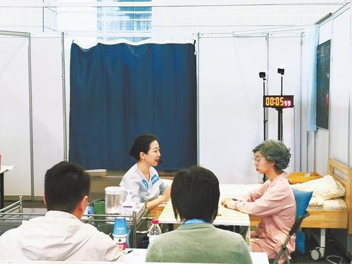     李馨（左二）在第二届全国技能大赛健康照护项目比赛现场。（摄于2023年9月）