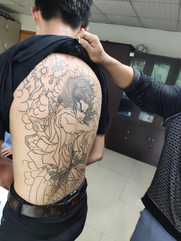 给未成年人文身，侵犯未成年人合法权益。