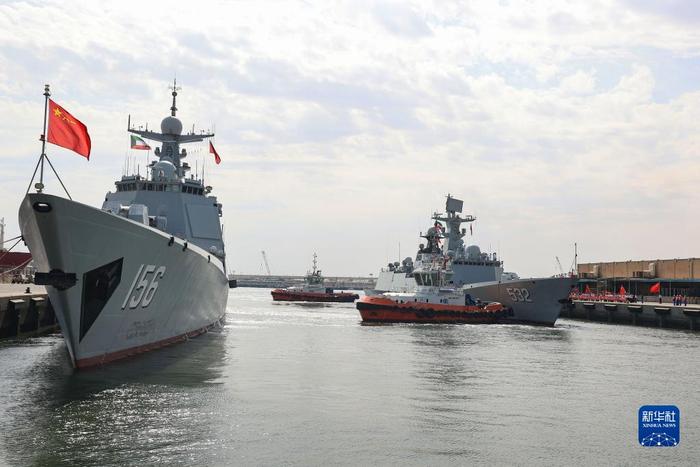 　　中国海军第44批护航编队淄博舰、荆州舰依次缓缓驶入科威特舒韦赫港（10月18日摄）。新华社发（方思航 摄）