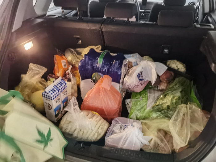 ▲巴以冲突爆发后，陈女士丈夫开车去超市买回物资