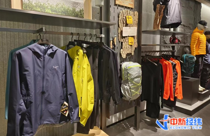 始祖鸟门店内的冲锋衣 中新经纬 赵佳然 摄