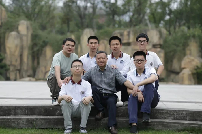 在数学竞赛中获奖的学生与老师和校长合影