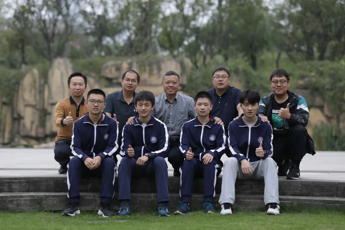 在物理竞赛中获奖的学生与老师和校长合影