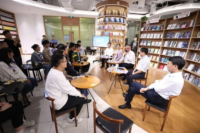 市委书记曹慧泉在北京与株洲籍北京大学、清华大学等高校的学子代表“茶叙”交流。图源:株洲日报