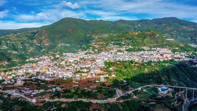 木里县城 邓邦敏摄