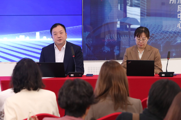 图/天齐锂业张文宇（左一）和付旭梅（右一）现场回应投资者提问