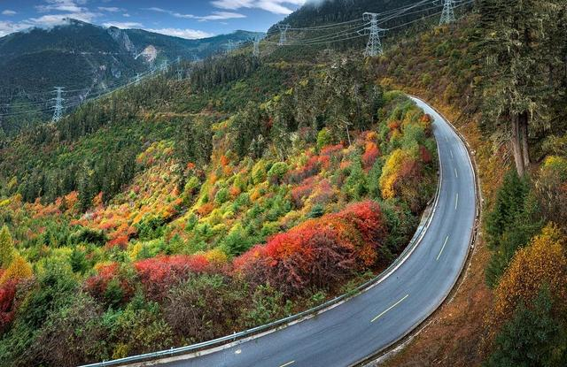 如今西（昌）木（里）路上的秋色美如画 叶昌云摄