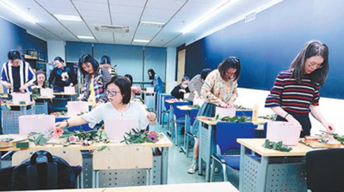 上海市民艺术夜校的插花体验班。资料图片