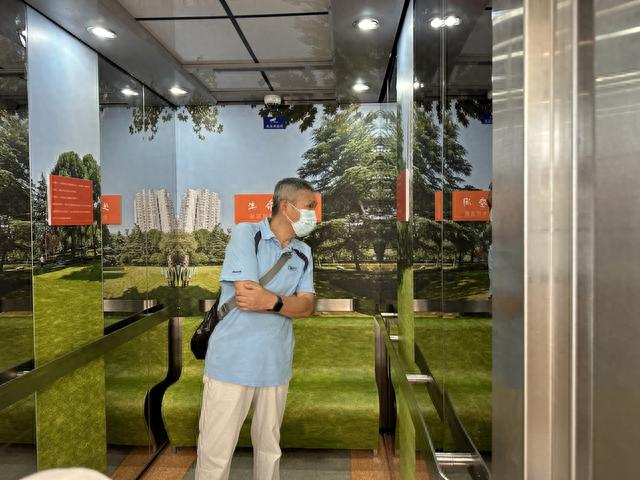 电梯里的海报。 受访者提供