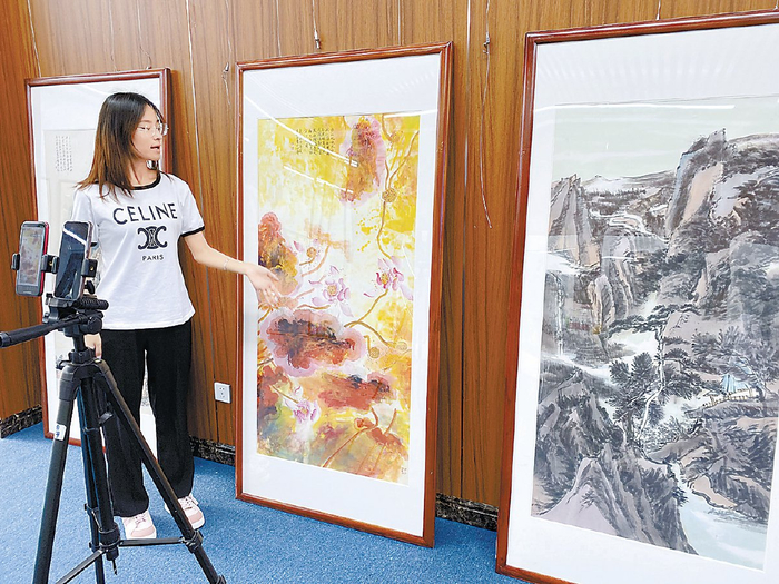 　　主播正在惜客文化创意基地内直播卖画。本报记者 陈强摄