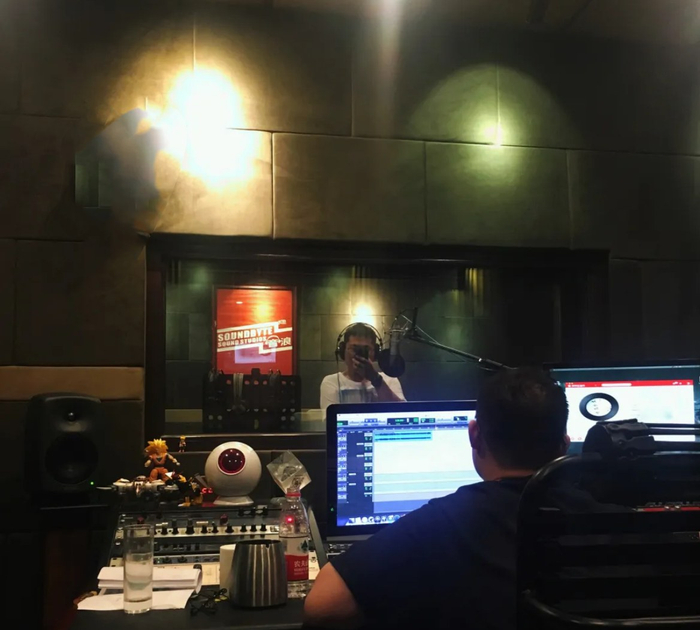 消费者正在录音棚录制自己喜欢的音乐。 于吉 摄