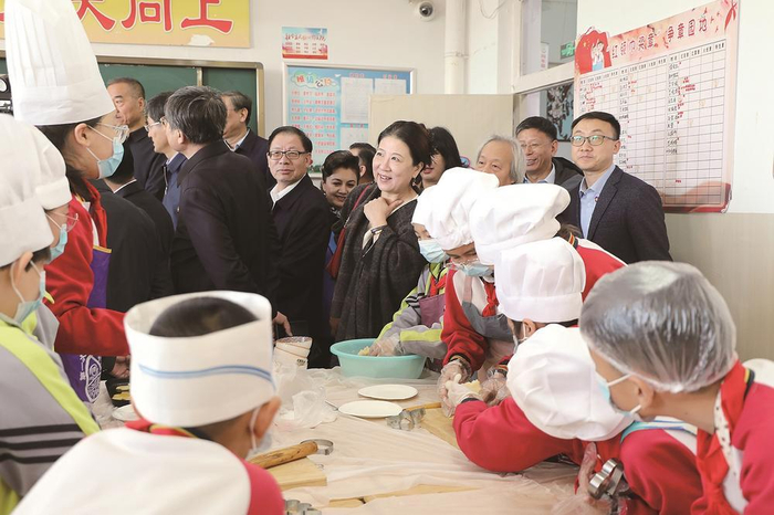 视察团在塔城市第一小学了解“食”全“食”美课堂 郭冰 摄