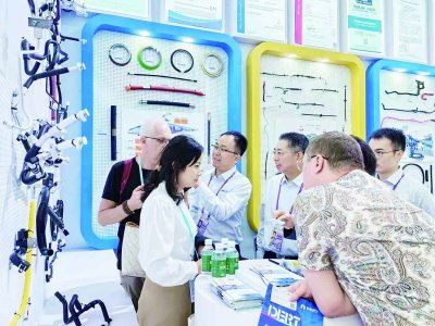 广交会上南京企业参展的产品吸引海内外客商关注。 市商务局供图