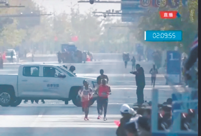     尹顺金被工作车辆阻挡瞬间（视频截图）