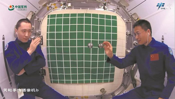     中国国家太空实验室内，航天员桂海潮和朱杨柱正在进行动量守恒实验。图片提供：中国载人航天工程办公室