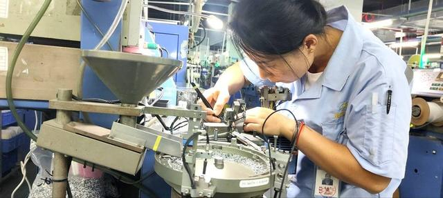 南充溢辉电子生产车间（苏定伟 摄）