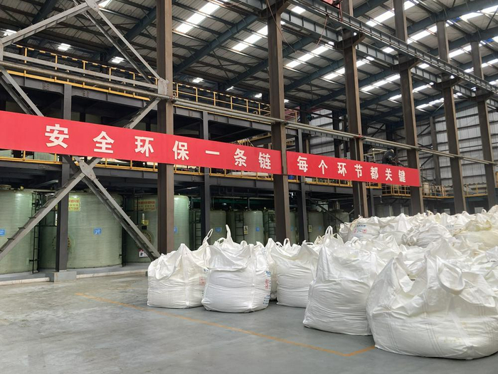 （氧氯化锆生产车间，财联社记者摄）