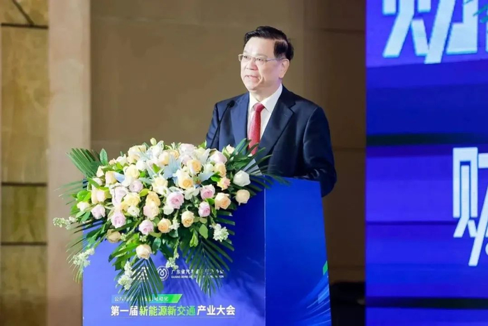 科技部原副部长、中国智能交通协会原理事长吴忠泽在大会上作主旨演讲