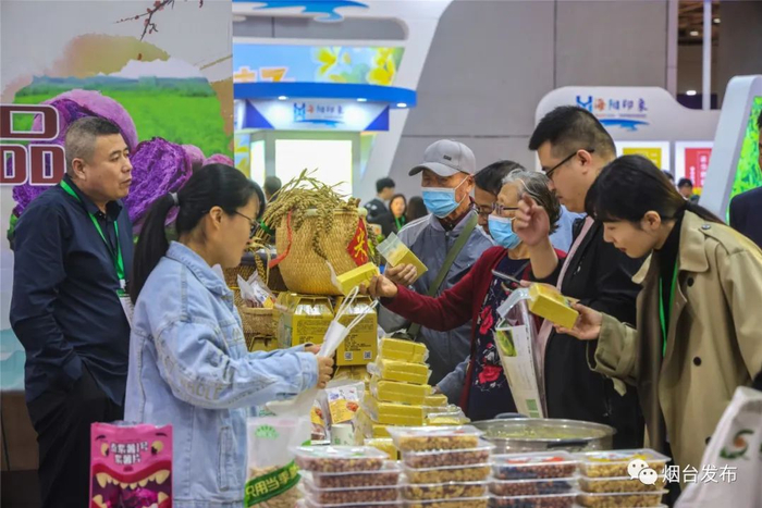 前来参观的游客正在挑选海阳小米