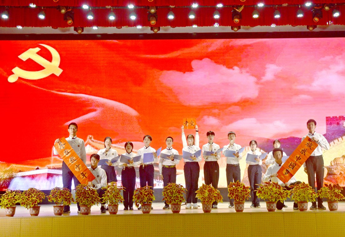     南宁市邕宁高级中学开展中华经典诵读活动之“青春向党强国有我”诗文朗诵比赛 （学校供图）