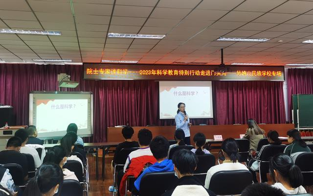 田维娜给学生们讲述了科学家屠呦呦的故事。 沈颖 摄