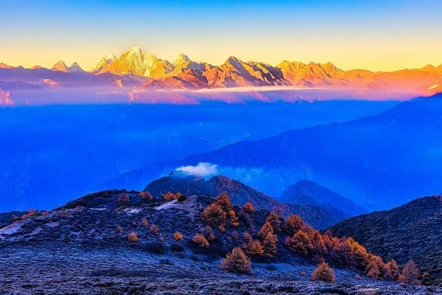 遥望海拔5958米的恰朗多吉雪山 张梁摄