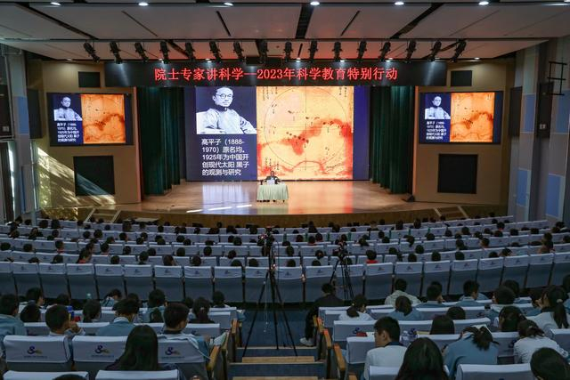 中科院院士汪景琇在北京市第八中学京西附属小学讲述科研故事。 新京报记者 王远征 摄