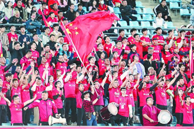 图说1：热身赛看台上的中国球迷。