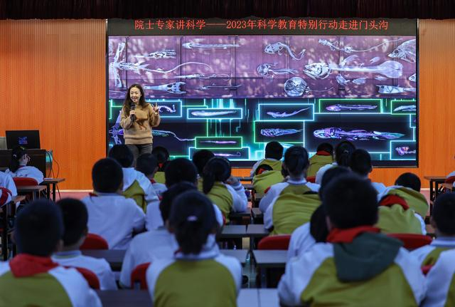 卢静给学生展示鱼化石的图片。 新京报记者 王远征 摄