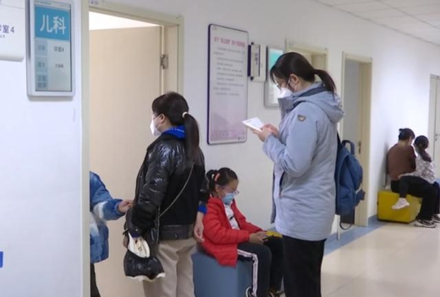 今年10月，家长带孩子在北京市垂杨柳医院看病。图源：北京市垂杨柳医院
