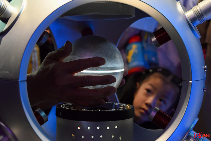 ▲观众与展示的磁力球互动