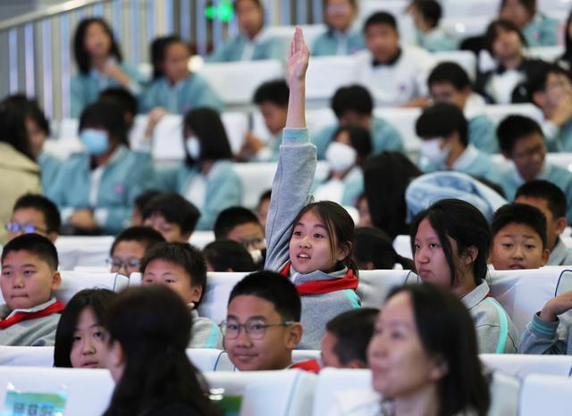 学生们踊跃提问。 新京报记者 王远征 摄