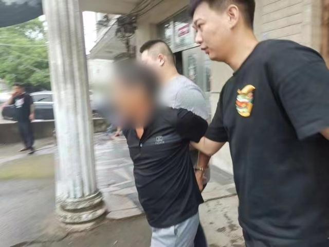 犯罪嫌疑人被抓获。图源：上海警方