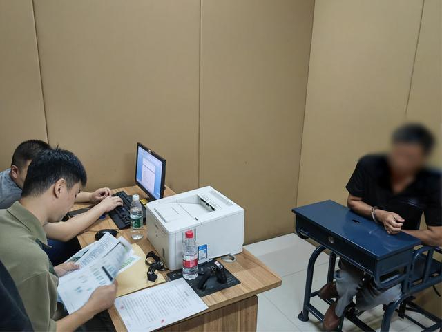 民警对犯罪嫌疑人进行审讯。图源：上海公安