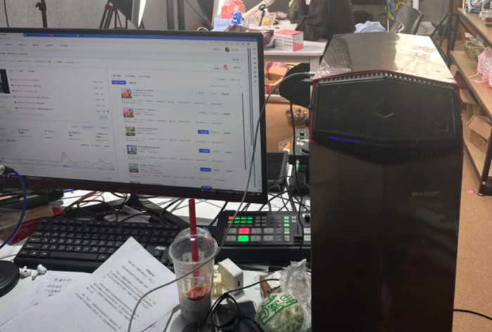 整理分析数据也是“中控”工作的一部分。 受访者供图