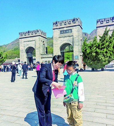 河北秦皇岛市山海关区人民法院长城文化保护人民法庭法官向小学生游客普法。资料图片