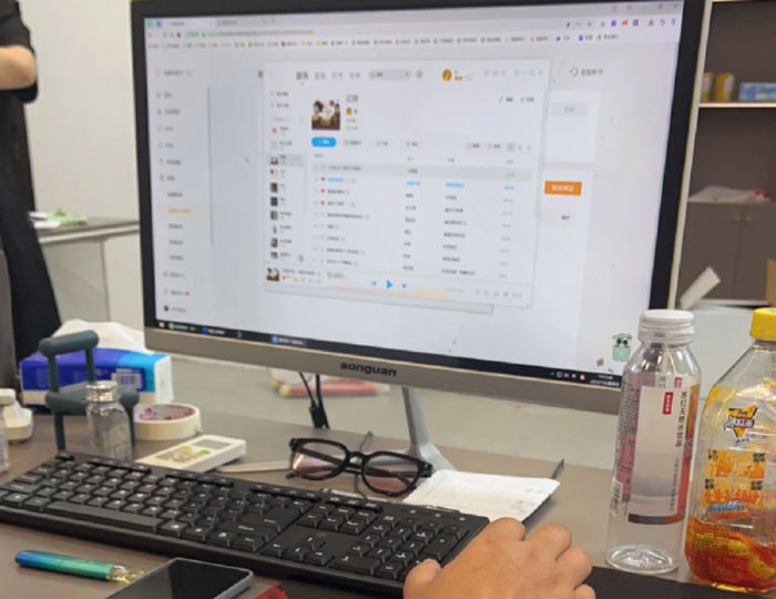 整理分析数据也是“中控”工作的一部分。 受访者供图