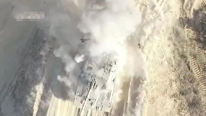 哈马斯公布的无人机袭击坦克画面