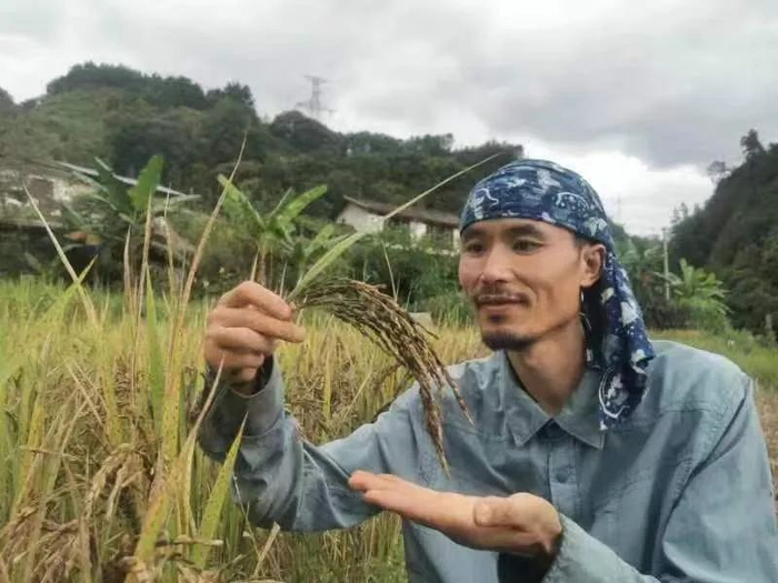 瓦依那乐队主唱岜農 图/受访者提供